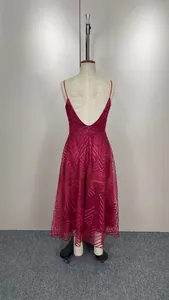 Détail d'une robe sans manches bordeaux avec broderie géométrique et dos nu