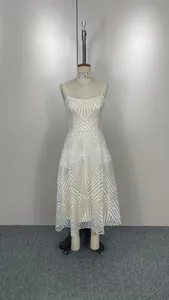 Élégante robe mi-longue à bretelles avec une broderie géométrique blanche complexe