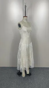 Vue détaillée d'une élégante robe midi sans manches avec broderie géométrique blanche