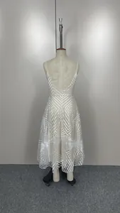 Vue arrière détaillée d'une robe beige à fines bretelles avec broderie géométrique