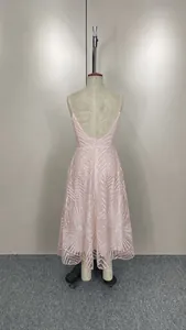Vue détaillée du dos d'une robe de soirée rose sans manches avec broderie géométrique argentée