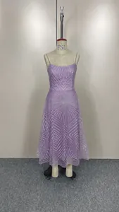 Robe violette à bretelles sans manches avec broderie géométrique argentée chic.