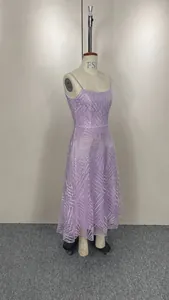 Robe élégante violette sans manches avec broderie géométrique.