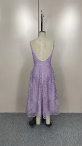 Vue arrière détaillée d'une robe lavande sans manches avec des motifs de broderie géométriques