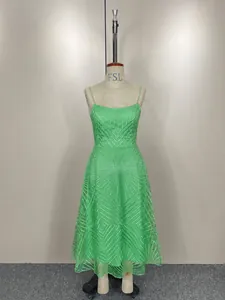 Élégante robe midi verte sans manches avec broderie géométrique présentée sur mannequin