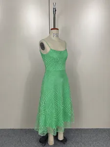 Robe midi verte élégante avec broderie géométrique et fines bretelles délicates