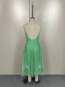 Vue arrière de la robe verte sans manches brodée avec motifs géométriques et bretelles
