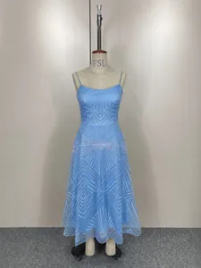 Vue détaillée d'une robe midi brodée bleu clair à fines bretelles sur mannequin