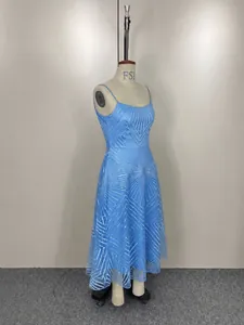 Élégante robe midi bleu clair à motifs étoilés argentés présentée sur un mannequin