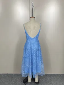 Vue détaillée du dos d'une robe de soirée bleue brodée à bretelles avec dos en V.