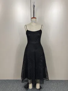 Vue détaillée d'une robe de soirée noire sans manches avec broderie géométrique.