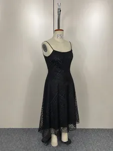 Détail d'une robe midi noire brodée à bretelles spaghetti présentée sur mannequin