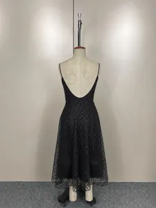 Détail du dos d'une robe de soirée noire sans manches avec broderie géométrique.