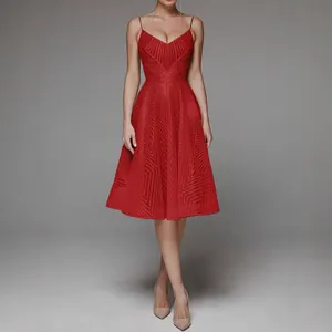 Robe de soirée rouge sans manches avec broderie géométrique et décolleté en V élégant