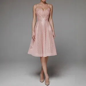 Élégante robe mi-longue rose à bretelles fines avec broderie géométrique et col en V.