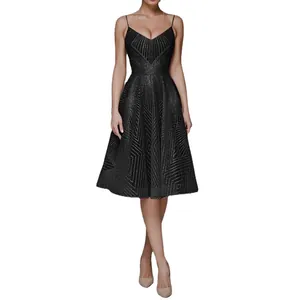 Robe de cocktail noire élégante à bretelles avec des motifs géométriques scintillants