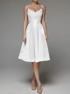 Robe à bretelles blanche sans manches brodée avec des motifs géométriques chic