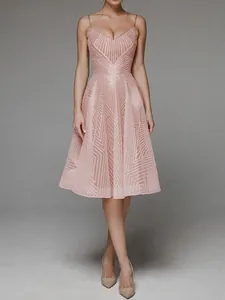 Robe de cocktail rose brodée coupe trapèze avec bretelles spaghetti sexy