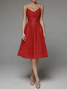 Robe de soirée évasée rouge brodée élégante avec bretelles spaghetti et col en V sexy