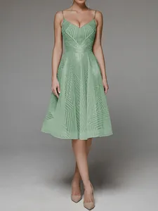 Robe sans manches vert menthe avec broderie géométrique et fines bretelles.