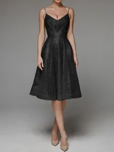 Robe cocktail noire sans manches élégante avec des motifs géométriques argentés