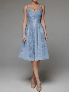 Robe midi élégante bleu ciel sans manches avec broderie blanche pour événements formels