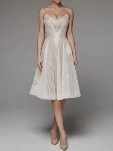 Élégante robe de soirée à fines bretelles avec motif de broderie géométrique champagne