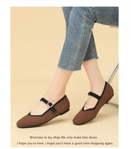 Détail en gros plan des chaussures plates en tricot marron avec bride à boucle noire