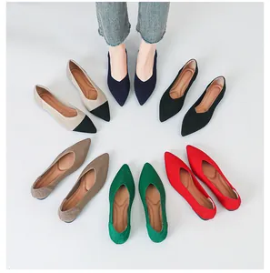 Professionelle Draufsicht auf bunte spitz zulaufende Strick-Ballerinas im Kreis-Layout