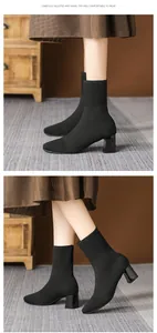 Seitenansicht schwarzer Strick-Stiefeletten mit Blockabsatz an einem Model