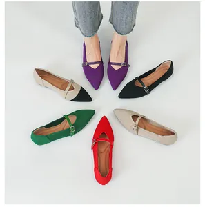Vue détaillée de chaussures Mary Jane en tricot colorées disposées en cercle