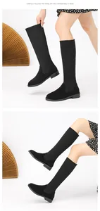 Dettaglio che mostra i comodi stivali alti al ginocchio in Flyknit nero con design slip-on.