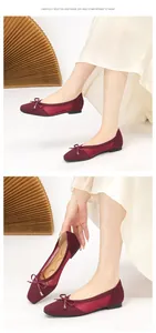 Détail de ballerines en maille bordeaux à bout pointu avec nœud et empiècements mesh