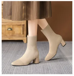 Elegante beige Strick-Sockenstiefel mit Blockabsatz und eckiger Zehenpartie für Damen