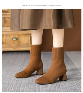 Nahaufnahme brauner Strick-Sockenstiefel mit quadratischer Zehe und Blockabsatz