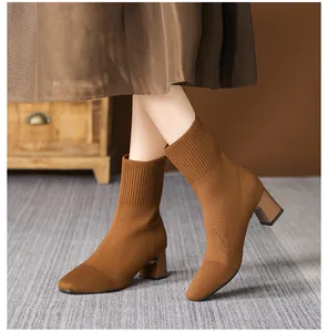 Detailansicht brauner Strick-Stiefeletten mit Blockabsatz und quadratischer Spitze