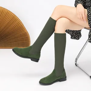 Eleganti stivali alti da donna in maglia verde e camoscio con comode suole nere piatte