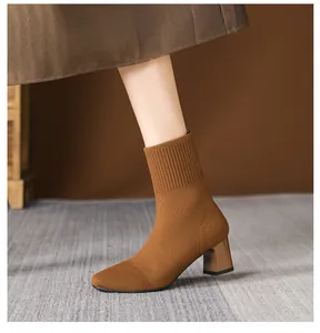 Detailansicht der braunen Stretch-Stricksockenstiefel mit quadratischer Zehe und Blockabsatz