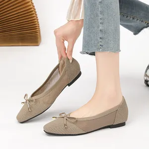 Ballerines élégantes pointues en maille kaki avec détail de nœud délicat.