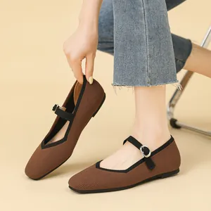 Ballerines Mary Jane marron en tricot respirant pour femme, style vintage avec boucle.