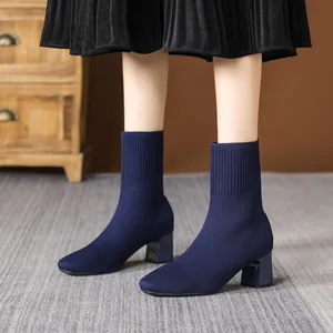 Elegante marineblaue Strick-Socken-Stiefeletten mit Blockabsatz für modische Damen