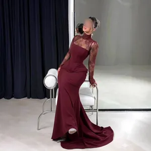 Robe longue bordeaux avec dentelle, manches longues et traîne sirène élégante