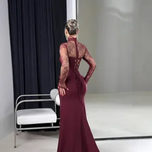 Robe de soirée sirène bordeaux élégante à manches longues en dentelle avec dos lacé ajusté.