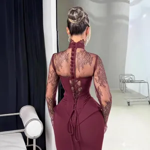 Élégante robe moulante bordeaux à manches longues en dentelle avec lacets au dos