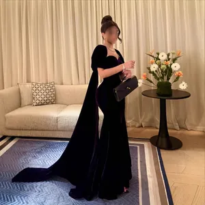 Elegante dieppaarse fluwelen zeemeermin avondjurk met dramatische cape-stijl mouwen