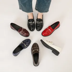 Retro laklederen damesloafers met kwastjes en gouden gespen in zes verschillende kleuren
