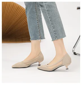 Detailansicht eleganter beiger spitzer Mesh-Kitten-Heels für den Alltag von Frauen