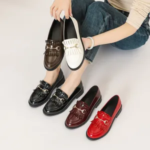 Retro lakleren loafers met kwastjes en gesp in verschillende kleuren