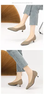 Detailansicht der stilvollen spitzen Strick-Kitten-Heels mit elegantem Mesh-Design