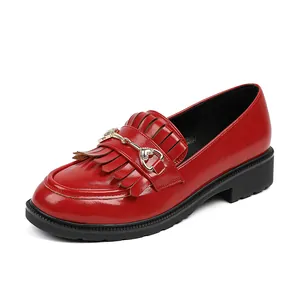 Vintage rode lakleren loafers met franjes en decoratieve metalen hartjesgesp